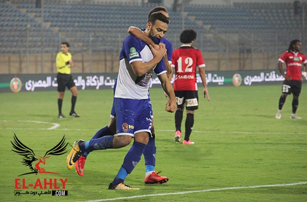 فيديو الأهلي المصري يهزم الجيش ويعتلي القمة