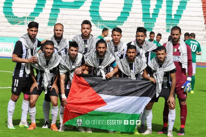 ملاعب الكرة في الجزائر  علم فلسطين والكوفية يتبون الواجهة
