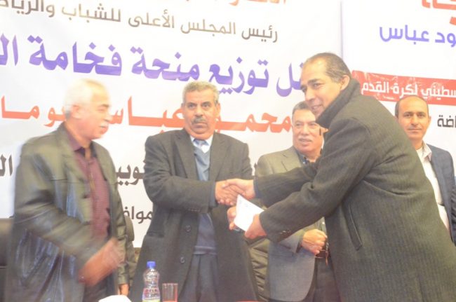 صور  توزيع منحة الرئيس على الأندية الغزية