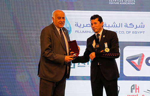 الاتحاد المصري للثقافة الرياضية يقلد الرجوب وسام الثقافة الرياضية