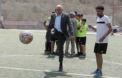 الرجوب يفتتح خمسة ملاعب معشبة صناعيا