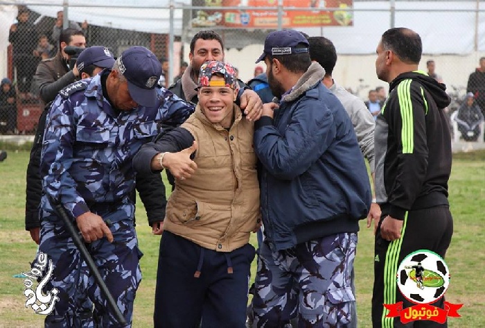 فيديو وصور قصة هذا المشجع