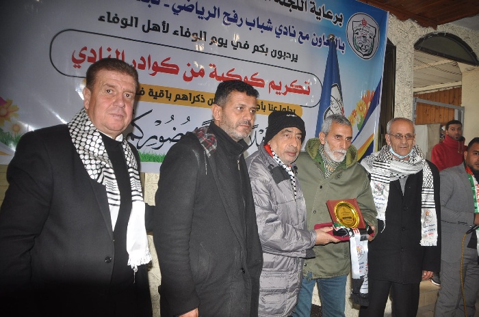 صور لجنة قدامى لاعبي شباب رفح تكرم فقدا قلعة الزعيم