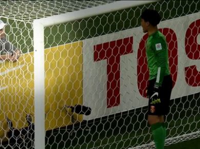 فيديو   جامع كرات  يتسبب في اضاعة ركلة جزا 