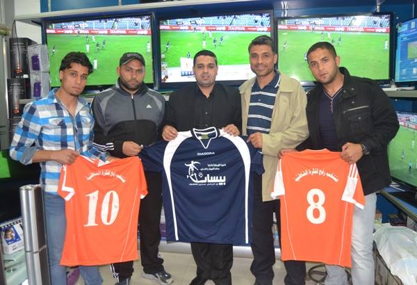  بيسان التجاري  يقدم ملابس رياضيية لمنتخب شواطئ رفح