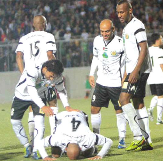 شباب الخليل  يواصل تدريباته