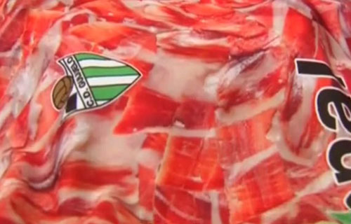  ناد اسباني  يصنع زيه الجديد من شرائح اللحم