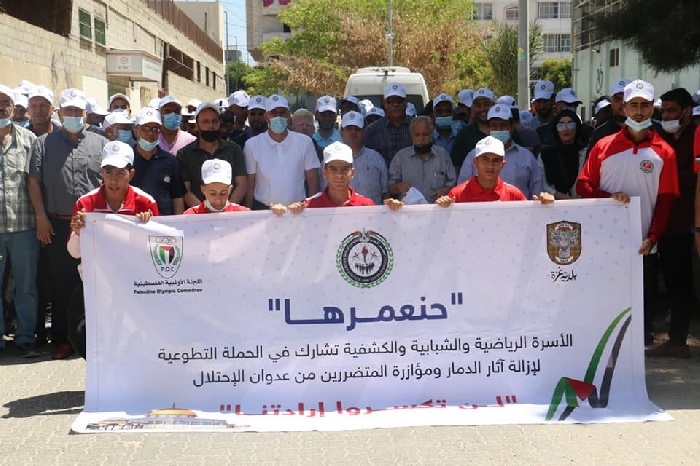 حنعمرها  الرياضيون يرسمون صورة التحدي في حملة تطوعية لإزالة ثار العدوان