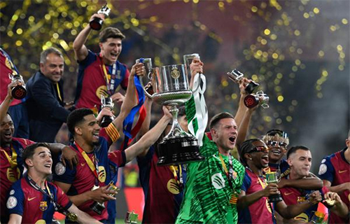برشلونة يتوج بكأس ملك إسبانيا بعد كلاسيكو ماراثوني