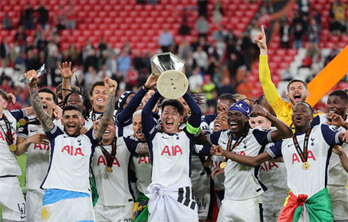 توتنهام يتوج بالدوري الأوروبي بعد عقود من غياب البطولات