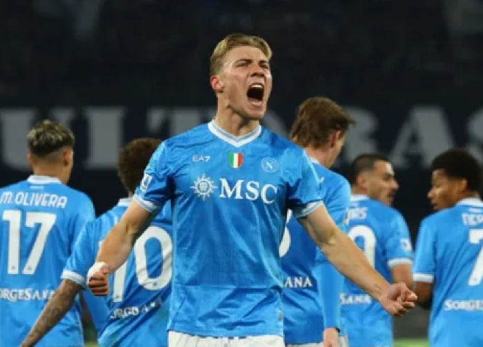 الدوري الإيطالي نابولي يهزم اليوفي ويستعيد الصدارة