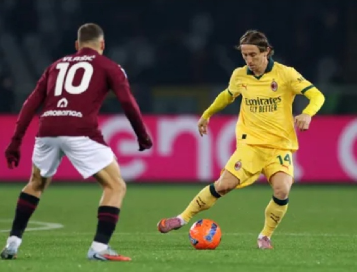 الدوري الإيطالي ميلان يهزم تورينو ويزاحم نابولي على الصدارة