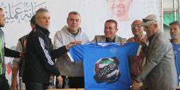 صور: تسليم الزي الرسمي لفرق "بطولة غزة الرمضانية"